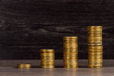 Altın sikkeleri üzerinde ahşap arka plan yığını