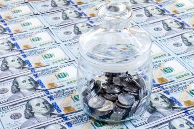 Servet Amerikan dolar arka plan üzerinde gümüş sikke ile