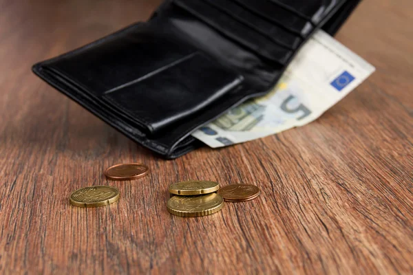 Fekete bőrtok euro 5 és euro cent. Koncepció: pov — Stock Fotó