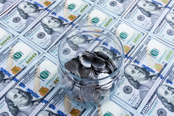Pokladnička s stříbrných mincí na americké dolary pozadí — Stock fotografie