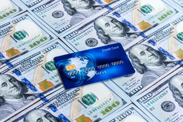 Amerikai dollár alapon kék világméretű hitelkártya — Stock Fotó