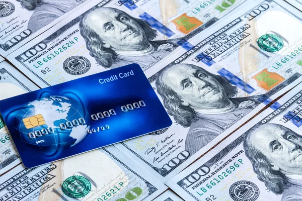 Amerikan dolar zemin üzerine mavi dünya çapında kredi kartı