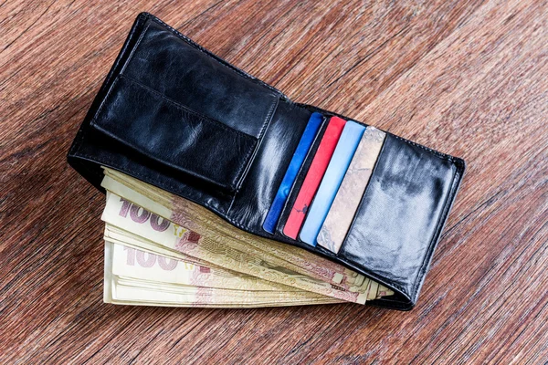 Кожаный черный бумажник с украинскими деньгами и кредитными картами — стоковое фото
