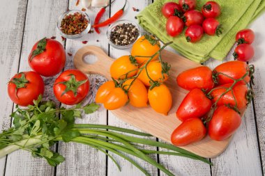 Kırmızı ve sarı lezzetli domates 