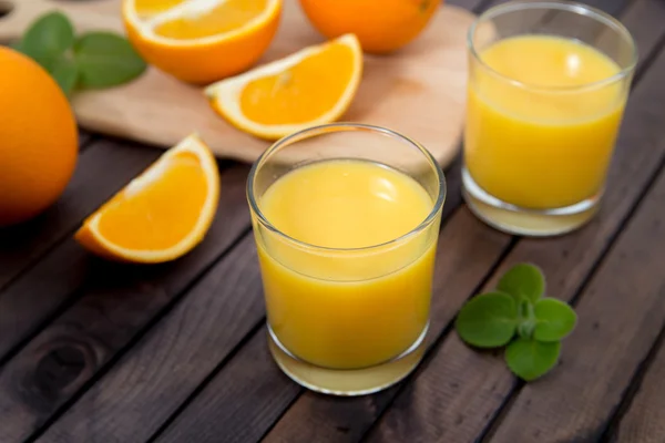 Suco de laranja em vidro — Fotografia de Stock