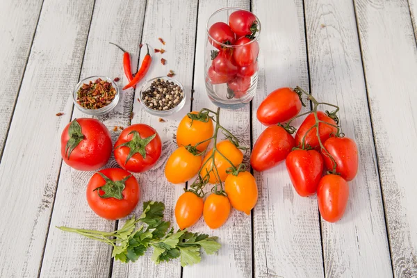 Rode en gele heerlijke tomaten — Stockfoto