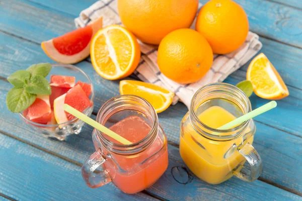 SAP van de sinaasappel- en grapefruitsap in glas — Stockfoto