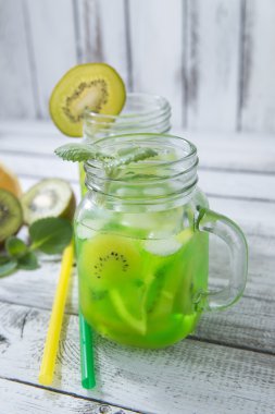 kivi ile ev yapımı limonata