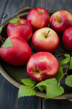 kırmızı taze elma