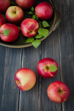 kırmızı taze elma