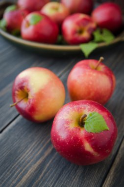 kırmızı taze elma