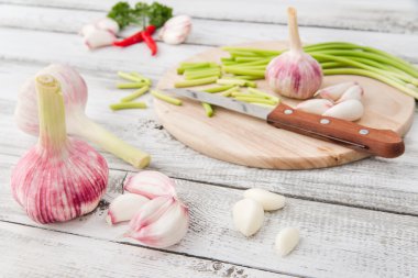 Soyulmuş sarımsak ile yakın çekim