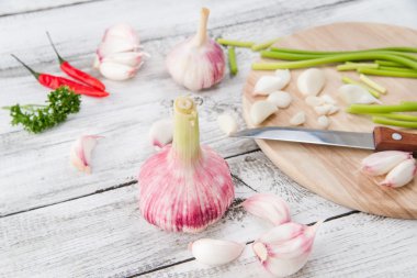 Soyulmuş sarımsak ile yakın çekim