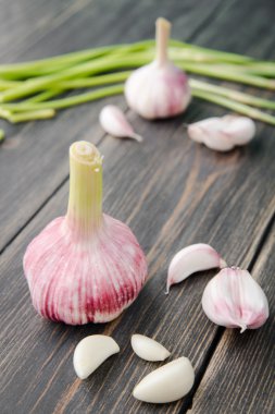 Soyulmuş sarımsak ile yakın çekim