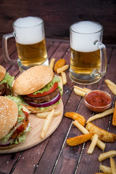 Fechar de hambúrgueres caseiros com cerveja — Fotografia de Stock