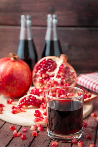 Granaatappelsap met vers fruit — Stockfoto