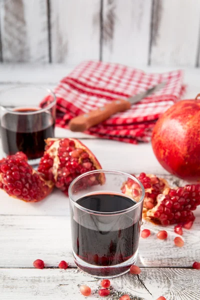 Granaatappelsap met vers fruit — Stockfoto