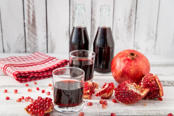 Zumo de granada con frutas frescas — Foto de Stock