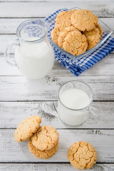 Milch und Kekse — Stockfoto