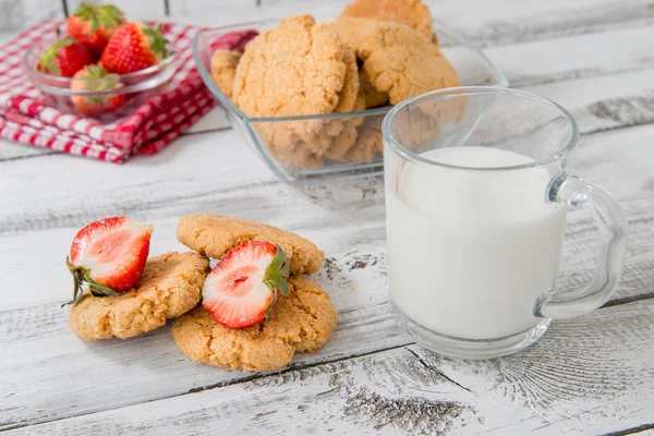 Milch, Erdbeeren und Kekse — Stockfoto