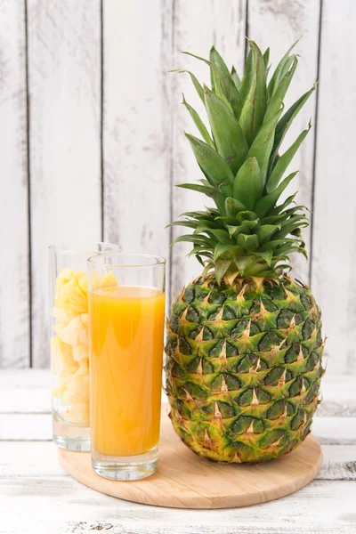 Jugo de piña en vaso —  Fotos de Stock