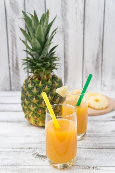 Jugo de piña en vaso —  Fotos de Stock