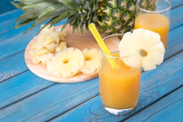 Suco de abacaxi em vidro — Fotografia de Stock