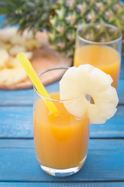 Jugo de piña en vaso —  Fotos de Stock