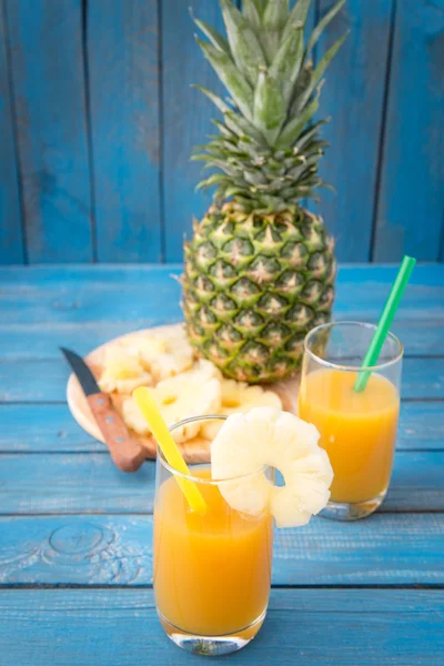 Jugo de piña en vaso —  Fotos de Stock