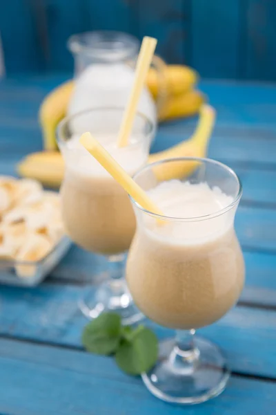 Banana daiquiri in glass and bananas — Stock Photo, Image