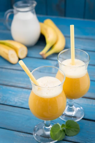 Banaan daiquiri in glas en bananen — Stockfoto