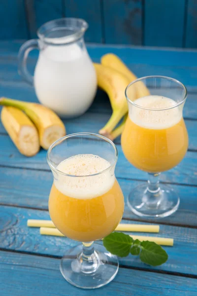 Banaan daiquiri in glas en bananen — Stockfoto