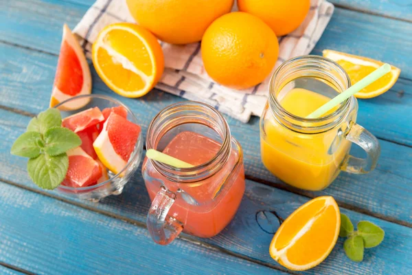 在玻璃中的橘子和葡萄柚汁 — 图库照片