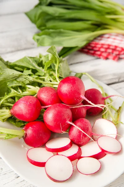 taze kırmızı turp