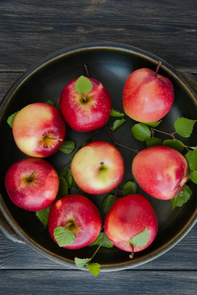 kırmızı taze elma