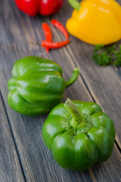 Diverse kleurrijke soorten niet-scherpsmakende pepers — Stockfoto