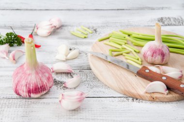 Soyulmuş sarımsak ile yakın çekim