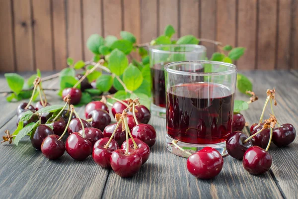 Cerezas rojas frescas y zumo de cereza —  Fotos de Stock