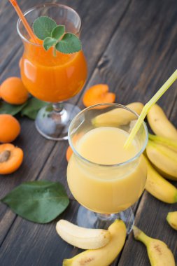 Taze kayısı ve muz suyu