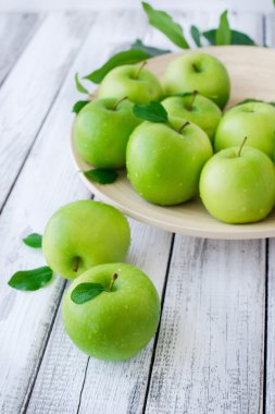 Yeşil taze elma