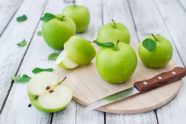 Yeşil taze elma