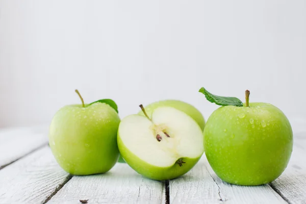Yeşil taze elma