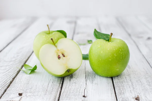 Yeşil taze elma