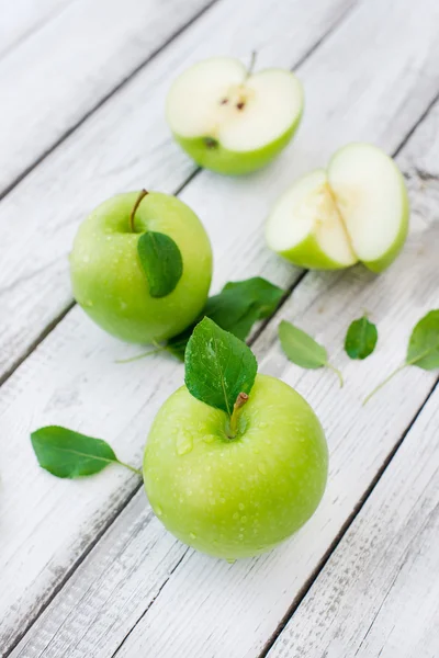 Yeşil taze elma