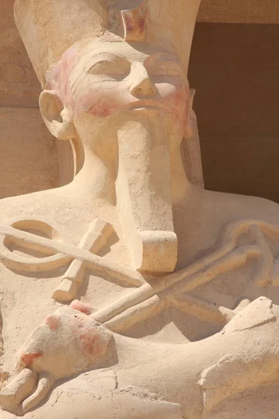 Estátuas de Osíris em linha no templo de Hatshepsut em Luxor — Fotografia de Stock