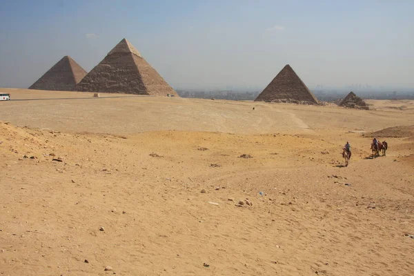 Antik uygarlıkların tarihi ve arkeolojik yerleri, antik Mısır, çöl piramitleri ve sfenksleri, en iyi turizm merkezleri, eğitim ve öz eğitim — Stok fotoğraf