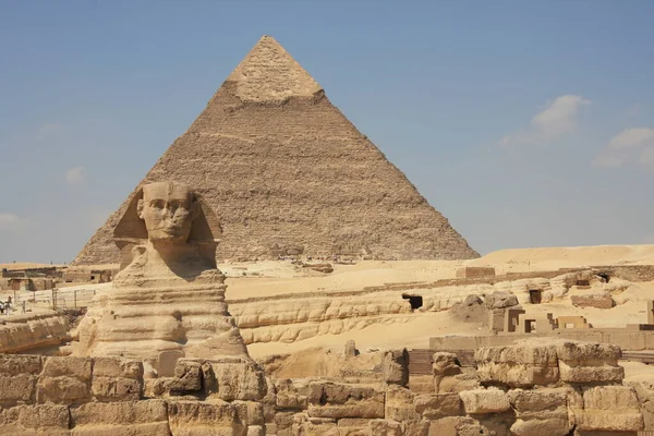 Sphinx på bakgrunden av pyramiden. Ansiktet av Sfinxen. — Stockfoto