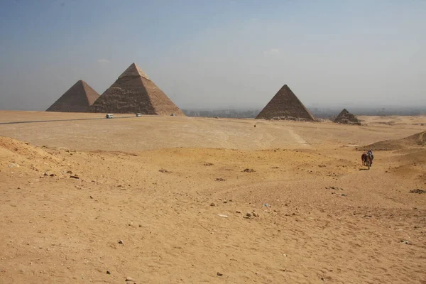 Utsikt över de stora pyramiderna i Giza — Stockfoto