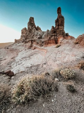 İspanya, Tenerife 'deki Teide Ulusal Parkı' nda kaya oluşumları. Volkanik aktivite bu kayaları şekillendirdi. Mars yüzeyini andıran gerçeküstü bir çöl manzarası yarattı..