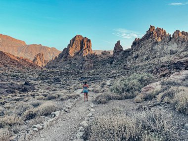 İspanya, Tenerife 'deki Teide Ulusal Parkı' nda kaya oluşumları. Volkanik aktivite bu kayaları şekillendirdi. Mars yüzeyini andıran gerçeküstü bir çöl manzarası yarattı..